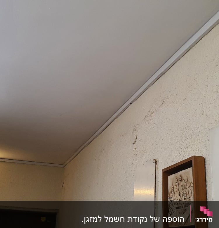 מנורה עגולה עם נורה חשופה על קיר